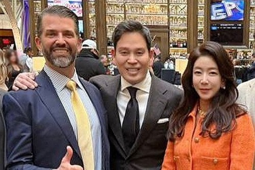 정용진 신세계그룹 회장과 부인 한지희 여사가 지난해 1월 18일(현지시간) 미국 워싱턴DC에서 트럼프 주니어를 만나고 있다. 신세계 제공