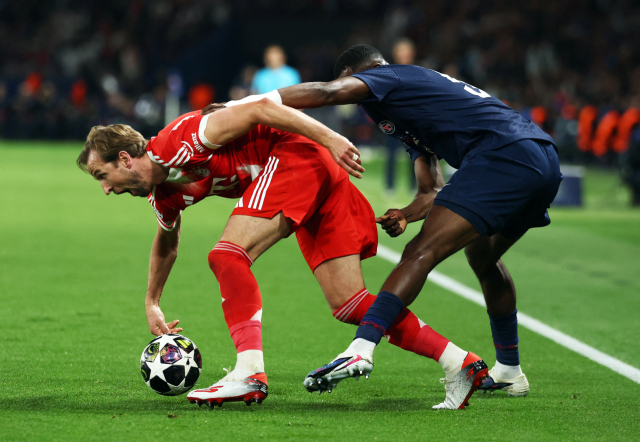 바이에른 뮌헨의 해리 케인이 29일 프랑스 파리에서 열린 2025-2026 UCL 4강 1차전 도중 PSG의 윌리안 파초에게 밀려 넘어지고 있다. 로이터 연합뉴스