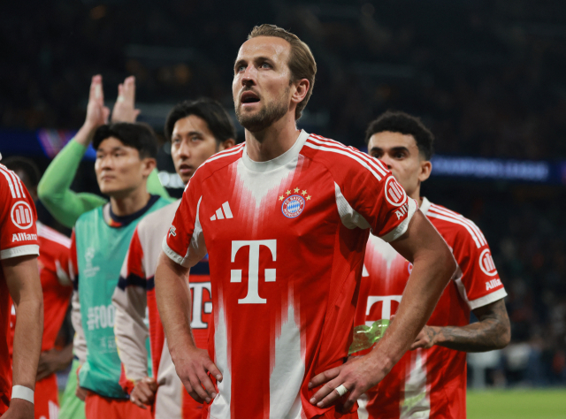 바이에른 뮌헨의 해리 케인이 29일 프랑스 파리에서 PSG와의 2025-2026 UCL 4강 1차전이 끝난 뒤 팬들에게 인사하며 아쉬워하고 있다. 맨 왼쪽은 이날 출전하지 못한 김민재. 로이터 연합뉴스