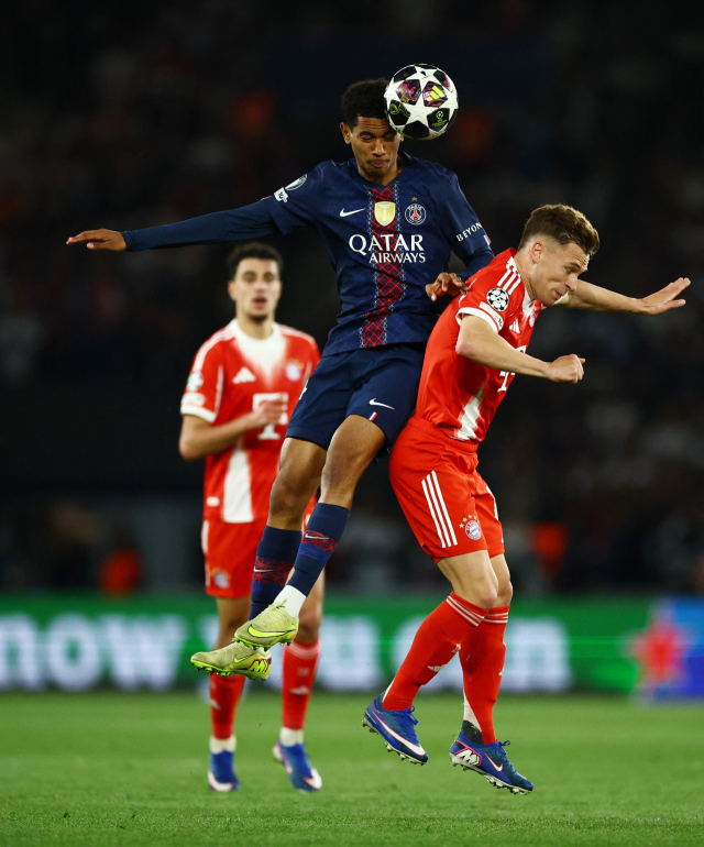 바이에른 뮌헨의 요주아 키미히(오른쪽)가 29일 프랑스 파리에서 열린 2025-2026 UCL 4강 1차전 도중 PSG의 세니 마율루와 헤더 경합을 벌이고 있다. 로이터 연합뉴스