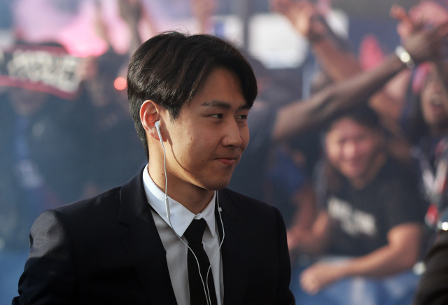 PSG의 이강인이 29일 프랑스 파리에서 바이에른 뮌헨과의 2025-2026 UCL 4강 1차전이 열리기 전 경기장으로 들어서고 있다. 이날 이강인은 경기에 나서지 못했다. 로이터 연합뉴스