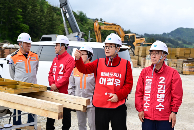 이철우 국민의힘 경상북도지사 예비후보가 28일 울릉도를 찾아 소방서 신축 공사 현장을 둘러보고 있다. 출처 페이스북