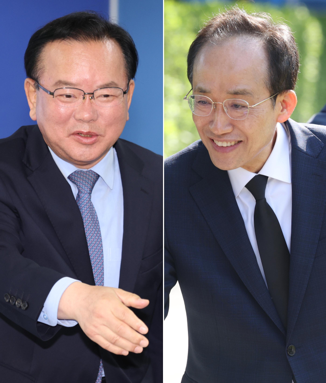 더불어민주당 김부겸 대구시장 예비후보(사진 왼쪽)가 27일 오전 대구 달서구 선거사무소에서 열린 세 번째 공약 발표 회견에서 참석자들과 인사하고 있다. 같은 날 국민의힘 추경호 대구시장 예비후보가 대구 남구 대명동 충혼탑을 참배하기에 앞서 기초단체장 예비후보들과 인사하고 있다. 연합뉴스