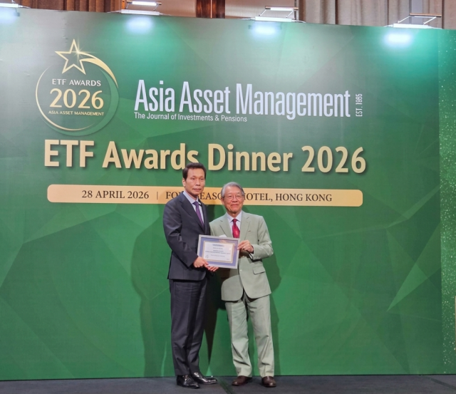 배재규(오른쪽) 한국투자신탁운용 대표가 28일 홍콩에서 열린 2026 ETF 어워드에서 특별공로상을 받고 있다. 한국투자신탁운용