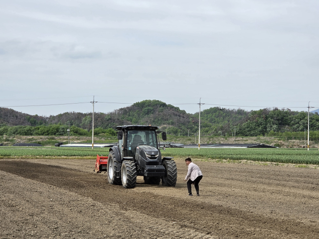 지난 28일 경남 창녕에서 진행된 대동 AI 트랙터 시연 모습. 운전자 없이 자율주행을 수행했고, 일정 거리를 두고 사람이 나타나자 작동을 멈췄다. 정우태 기자