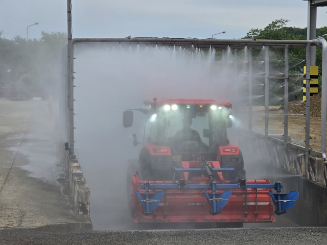 지난 28일 대동 창녕캠퍼스 내부 트랙터 방수 테스트가 진행되고 있다. 정우태 기자