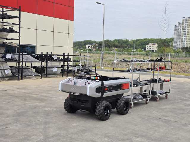 29일 대동모빌리티 S-팩토리 적재소에서 자율주행 이동 로봇이 물품을 싣고 공장 내부로 이동하고 있다. 정우태 기자