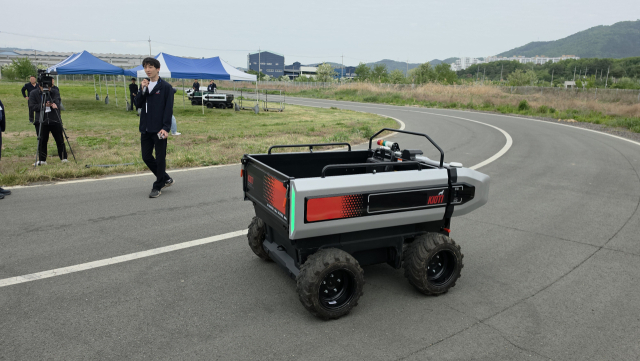 29일 오후 대동모빌리티 S-팩토리 외부에 음성인식으로 작동하는 자율주행 운반로봇이 작업자의 지시에 따라 이동하고 있다. 정우태 기자