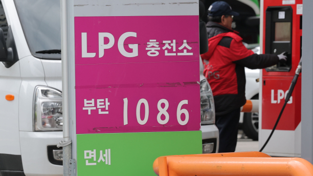 정부가 중동발 고유가 상황에 대응하기 위해 부탄에 대한 개별소비세의 한시적 탄력세율 인하 조치를 두 달 연장하기로 한 가운데 28일 서울의 한 LPG 충전사업소의 모습. 연합뉴스