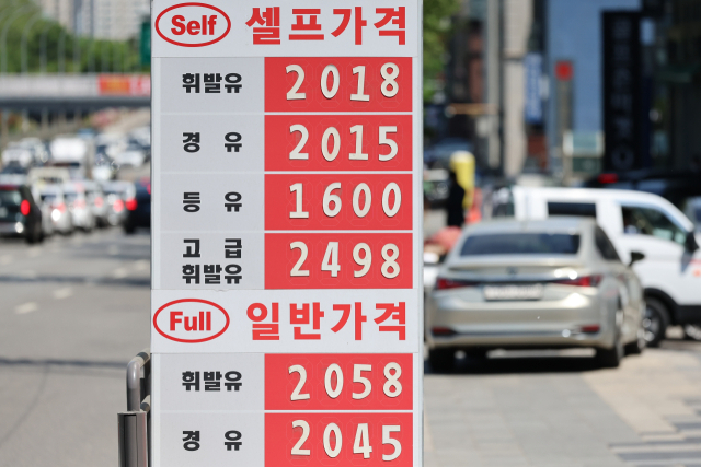 중동발 지정학적 리스크 속에 휘발유에 이어 전국 평균 경유 가격도 근 4년 만에 2천원 선을 돌파했다. 사진은 26일 서울 시내 주유소 모습. 연합뉴스