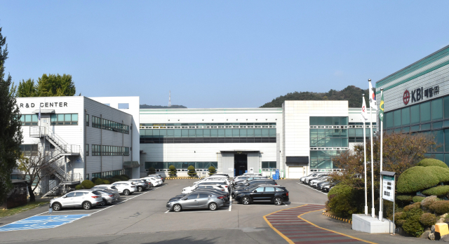 KBI메탈은 변압기 제조 및 판매 전문기업인 원영하이텍을 인수한다고 28일 공시했다. 사진은 대구 달성군에 있는 KBI메탈 전장사업부 대구공장. KBI그룹 제공