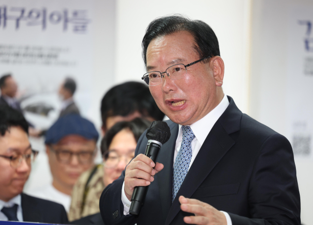 26일 오후 대구 달서구 두류역 인근에 마련된 더불어민주당 김부겸 대구시장 예비후보의 희망캠프 선거사무소 개소식에서 김 예비후보가 발언하고 있다. 연합뉴스