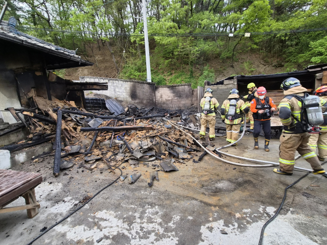 출동한 소방관들이 화재를 진화하고 있다. 독자 제공