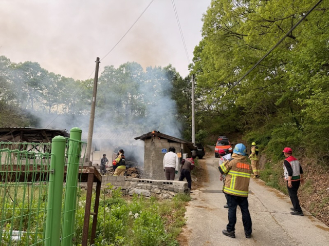 출동한 소방관들이 화재를 진화하고 있다. 독자 제공