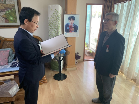 부산지방보훈청, 4·19혁명 유공자 유재수 씨에 포상 전수