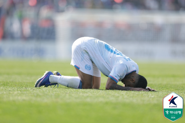 프로축구 K리그 대구FC의 세라핌이 지난 11일 수원FC와의 경기에서 2대2 무승부로 끝난 뒤 그라운드에 엎드려 아쉬워하고 있다. K리그 제공