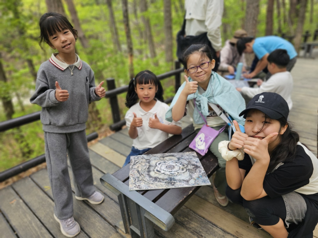 지난 28일 청송 부남초 전교생이 주왕산국립공원을 찾아 자연과 다양한 지질명소를 체험했다. 청송교육지원청 제공