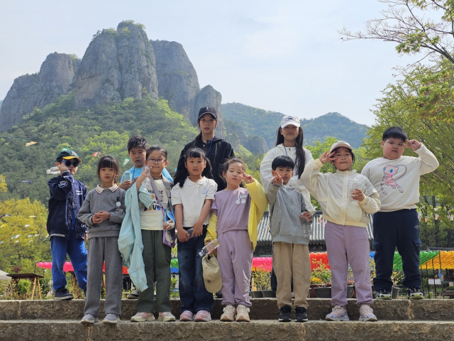 지난 28일 청송 부남초 전교생이 주왕산국립공원을 찾아 자연과 다양한 지질명소를 체험했다. 청송교육지원청 제공