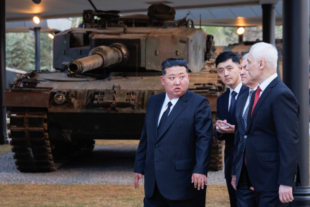 4월 26일(현지시간) 김정은 북한 국무위원장과 뱌체슬라프 볼로딘 러시아 국가두마 의장, 안드레이 벨로우소프 러시아 국방장관(왼쪽부터)이 