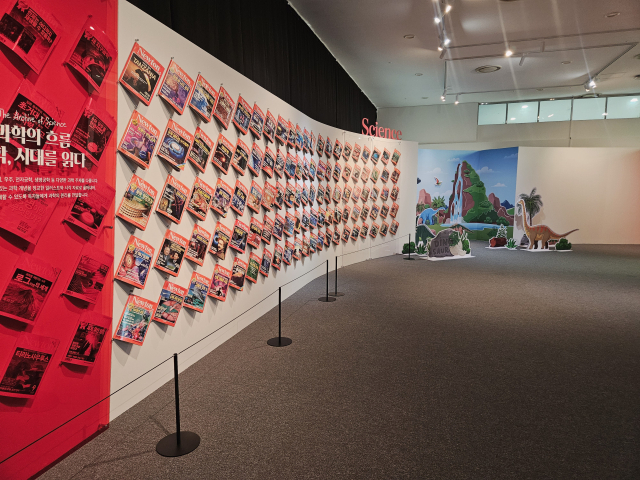 박재홍 경북대 교수가 기증한 뉴턴 잡지 중 150여 권이 전시돼 있다. 국립대구과학관 제공.