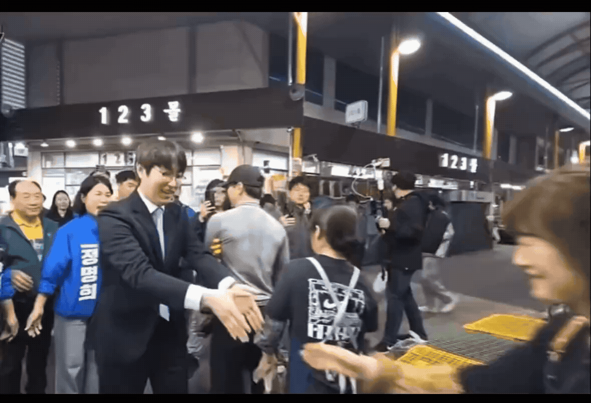 하정우, 악수 후 면전서 손털기…野 