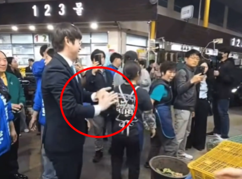 상인과 악수하곤 면전서 손 '탈탈'…하정우, 논란의 영상에 野 