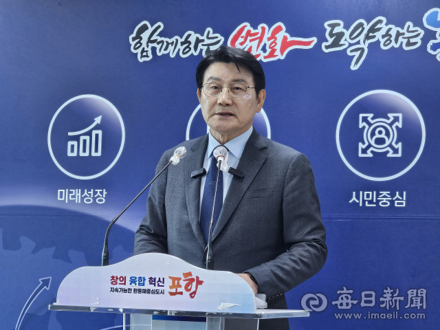 박승호 전 포항시장이 30일 포항시청에서 6.3 지방선거 포항시장 무소속 출마를 선언하고 있다. 신동우 기자