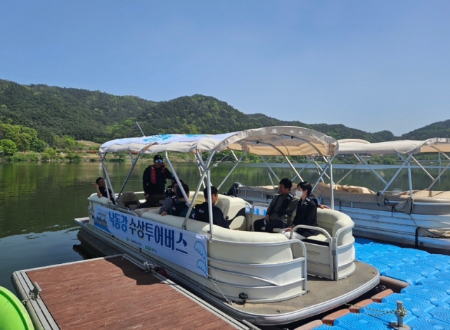 상주 낙동강 수상투어용12인승 폰툰보트. 상주시 제공