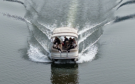 상주 낙동강 수상투어용12인승 폰툰보트. 상주시 제공