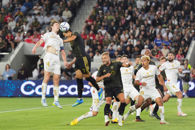 LAFC의 손흥민이 30일 미국 캘리포니아주 LA의 BMO 센터에서 열린 2026 CONCACAF 챔피언스컵 준결승 1차전 도중 톨루카의 마르셀 루이스와 헤더 경합을 벌이고 있다. AP 연합뉴스