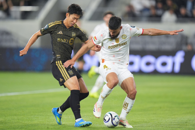 LAFC의 손흥민이 30일 미국 캘리포니아주 LA의 BMO 센터에서 열린 2026 CONCACAF 챔피언스컵 준결승 1차전 도중 톨루카의 브루노 멘데스와 공을 다투고 있다. AP 연합뉴스