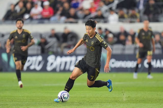 LAFC의 손흥민이 30일 미국 캘리포니아주 LA의 BMO 센터에서 열린 2026 CONCACAF 챔피언스컵 준결승 톨루카와의 1차전 도중 공을 다루고 있다. AP 연합뉴스