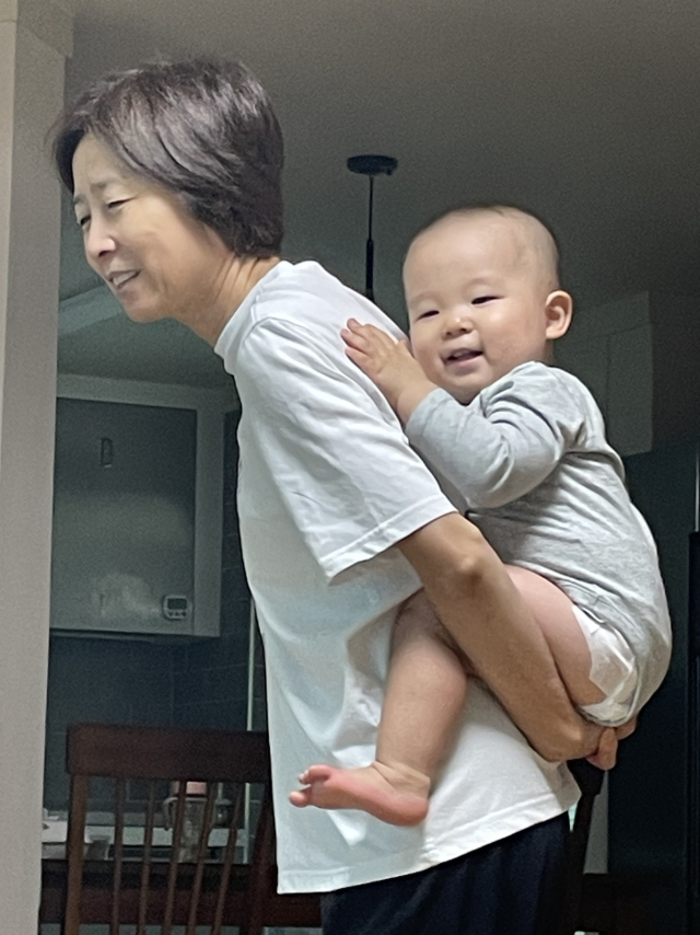외할머니 등에 업힌 태서가 환하게 웃고 있다. 말없이도 전해지는 이 웃음이야말로, 어쩌면 가장 확실한 