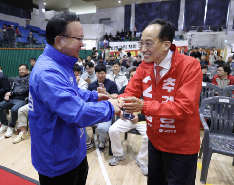 [포토뉴스] 노동절 행사서 마주한 김부겸·추경호 대구시장 후보