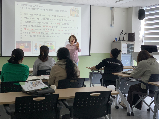 봉화군 가족센터가 다문화가정의 안정적인 정착과 지역사회 통합을 위한 다양한 지원 사업을 추진하고 있다. 봉화군 제공