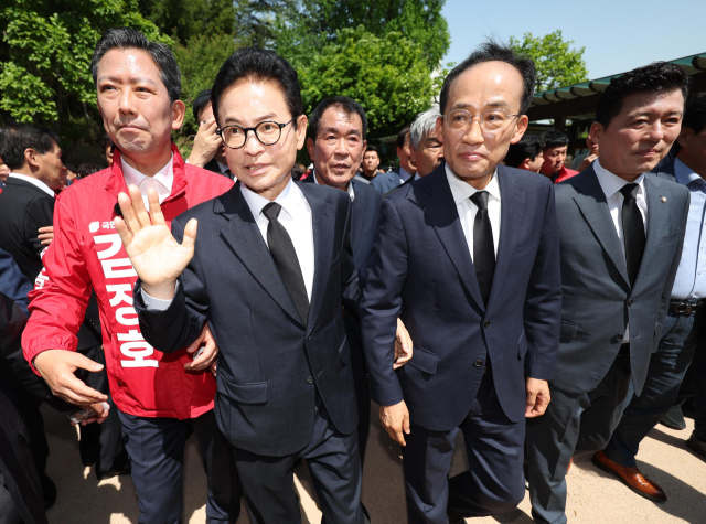 국민의힘 이철우 경북도지사 예비후보와 추경호 대구시장 예비후보가 1일 오후 경북 구미시 박정희 전 대통령 생가를 방문하고 있다. 연합뉴스