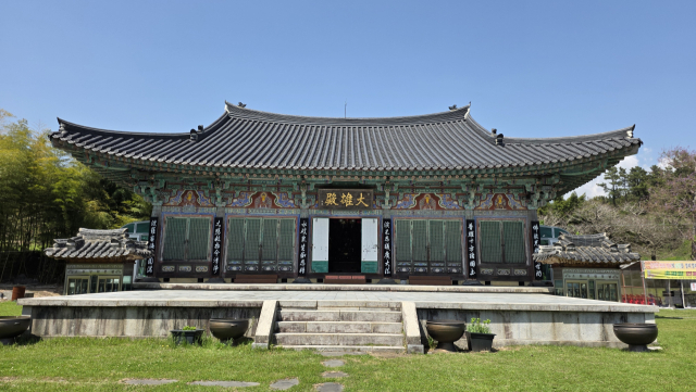법화사 대웅전은 영주 부석사 무량수전과 같은 주심포(柱心包) 양식으로 지어졌다.김문기 기자