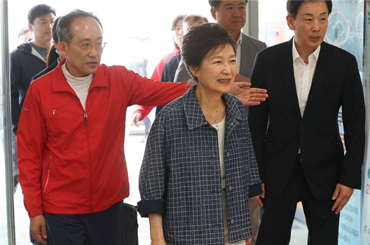 박근혜 전 대통령이 제21대 대통령선거 사전투표 첫날인 29일 대구 달성군 유가읍행정복지센터에 마련된 사전투표소에서 국민의힘 추경호, 유영하 의원과 함께 이동하고 있다. 연합뉴스