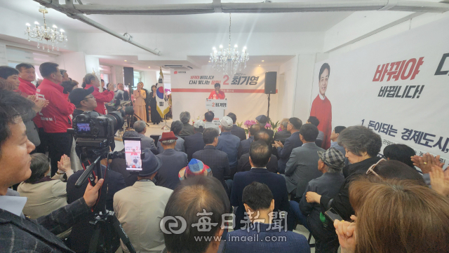 국민의힘 봉화군수 후보로 확정된 최기영 후보가 2일 선거사무소 개소식을 열고 본격적인 선거전에 돌입했다. 손병현 기자
