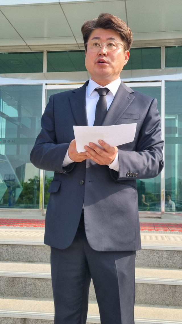 김병창 영주시의원이 시청 현관에서 기자회견을 하고 있다.