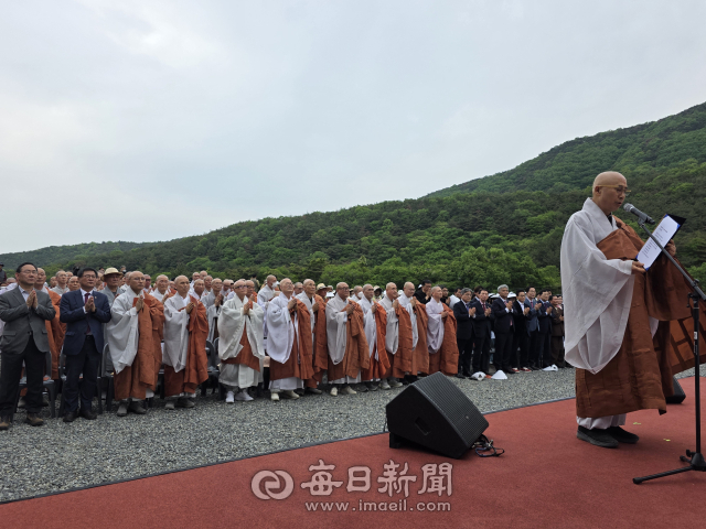 2일 경주 남산 열암곡 마애부처님 바로모시기 기원법회를 봉행하고 있다.독자 제공