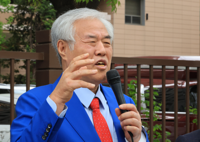 서울서부지법 난동 사태 배후로 지목돼 구속기소 뒤 보석으로 풀려난 전광훈 사랑제일교회 목사가 17일 서울 마포구 서울서부지법에서 열린 재판에 출석하기 앞서 법원 앞에서 발언하고 있다. 연합뉴스