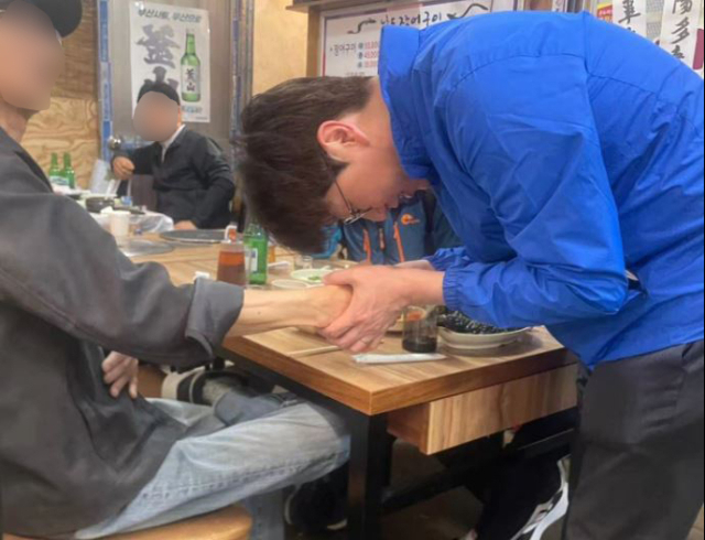 '손 털기 논란' 하정우, 이번엔 간절한 두 손 악수…정면돌파 택했나