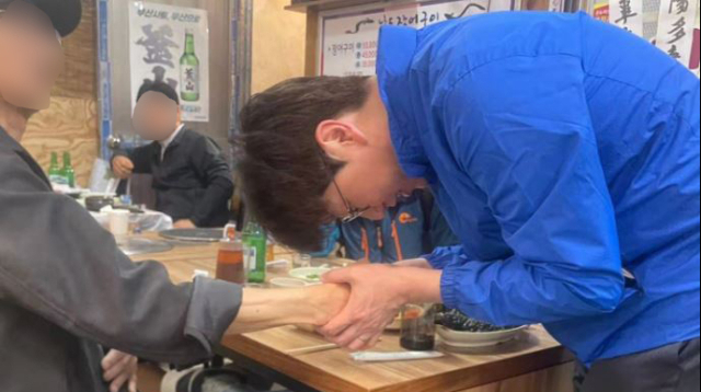 '손 털기 논란' 하정우, 이번엔 간절한 두 손 악수