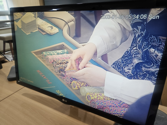 지난달 30일 영남이공대학교 카지노 게이밍센터 내 서베일런스룸에서 PTZ 카메라를 통해 게임 칩을 만지는 손동작을 확대한화면. 윤정훈 기자