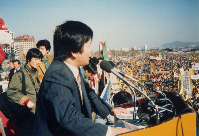 1987년 11월 대선 당시 서울 여의도광장에서 개최된 김대중 후보 유세장에서 민통련 대표 자격으로 지원 연설을 하고 있는 김부겸 더불어민주당 대구시장 후보의 모습. 캠프 제공