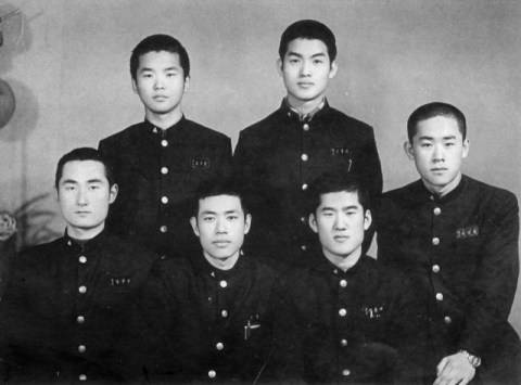 김부겸 더불어민주당 대구시장 후보(윗줄 첫 번째)가 경북고 학생회 간부들과 찍은 사진. 담임 선생님의 권유로 