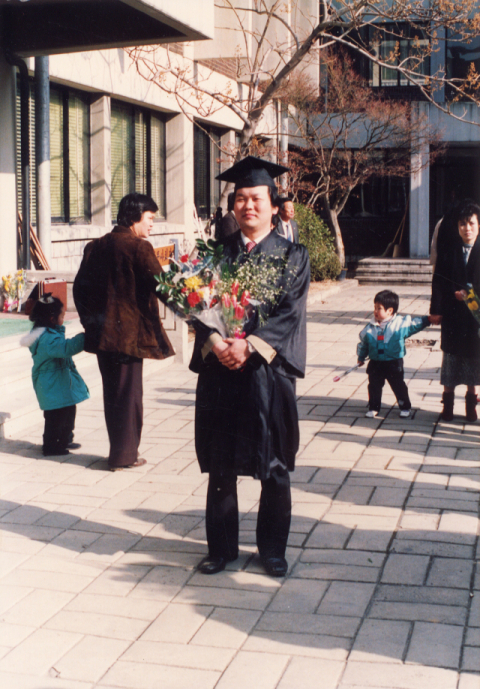 김부겸 더불어민주당 대구시장 후보의 서울대 졸업식 사진. 김 후보는 