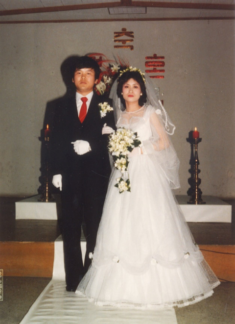 1982년 김부겸 더불어민주당 대구시장 후보와 한국은행 대구지점에서 근무했던 이유미 여사와의 결혼식 사진. 캠프 제공
