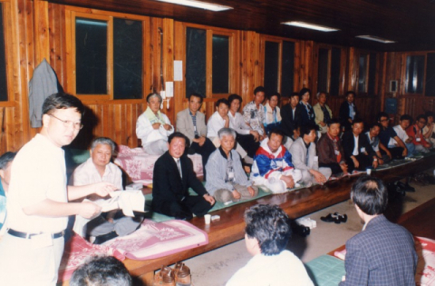 1996년 여름 국민통합추진회의 MT 모습. 뒷줄에 고(故) 제정구 전 의원을 비롯해 가운데 줄에 故 노무현 전 대통령의 모습이 보인다. 김부겸 더불어민주당 대구시장 후보는 그날 사회를 봤고, 그로부터 8년 뒤 노 전 대통령과 17대 국회의원 당선자들의 취임을 축하하는 청와대 만찬에서도 김 후보는 사회를 봤다. 캠프 제공